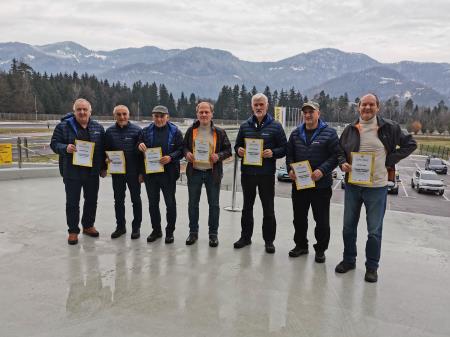 Udeleženci so prejeli diplomo za uspešno zaključen tečaj